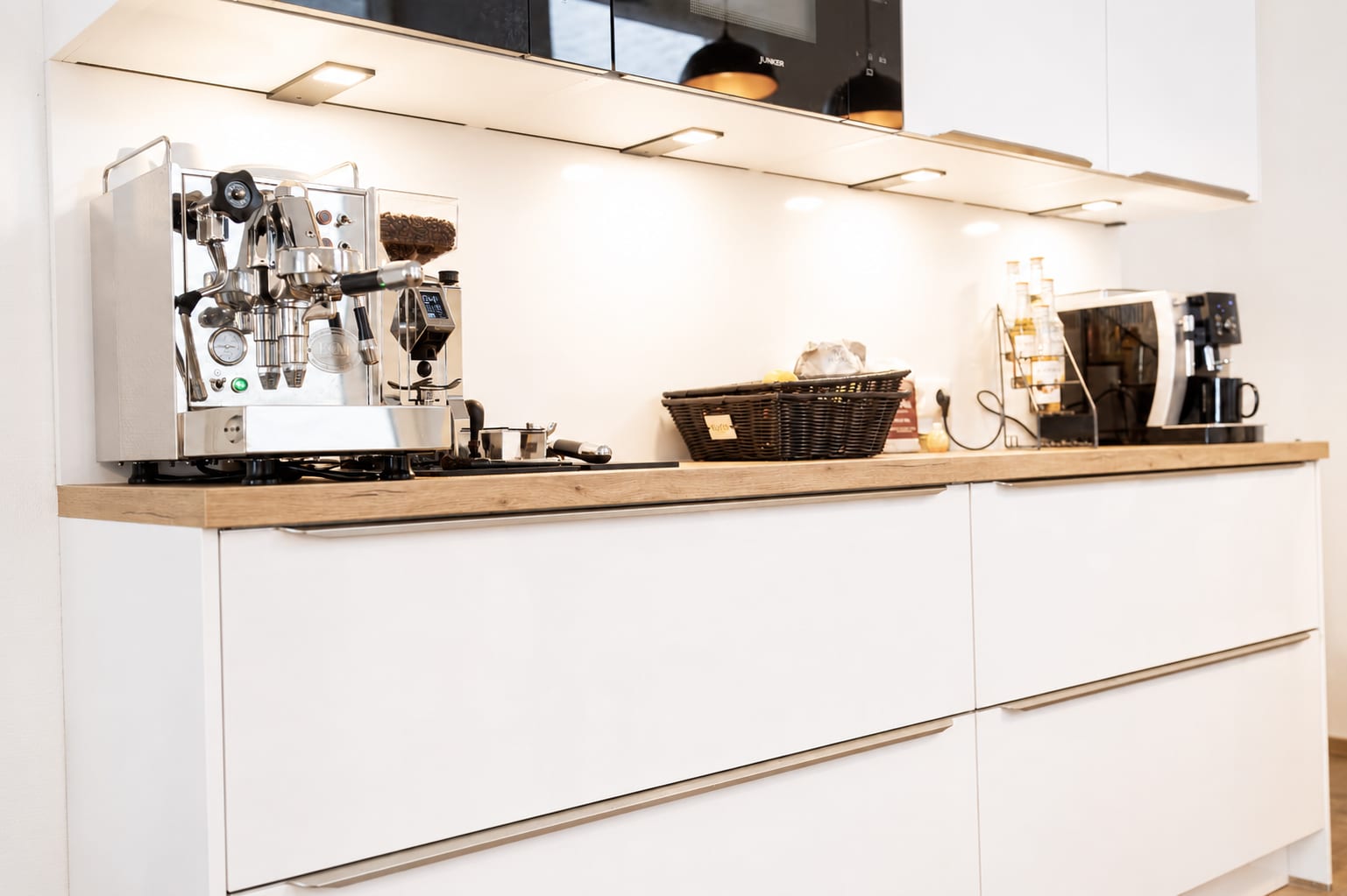 Teeküche mit Siebträger-Espressomaschine